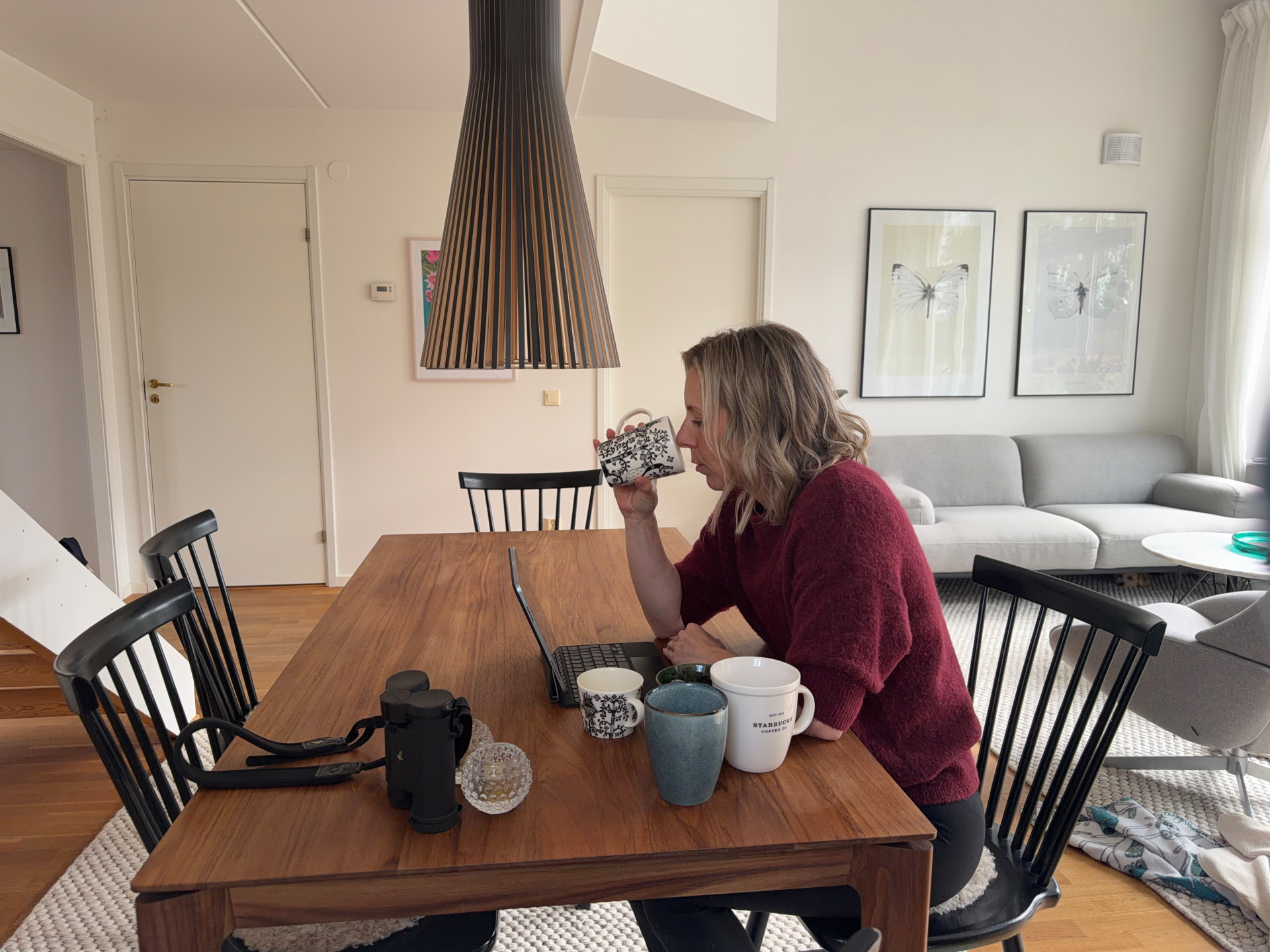 Malin Hörnlund med en kopp vid köksbordet